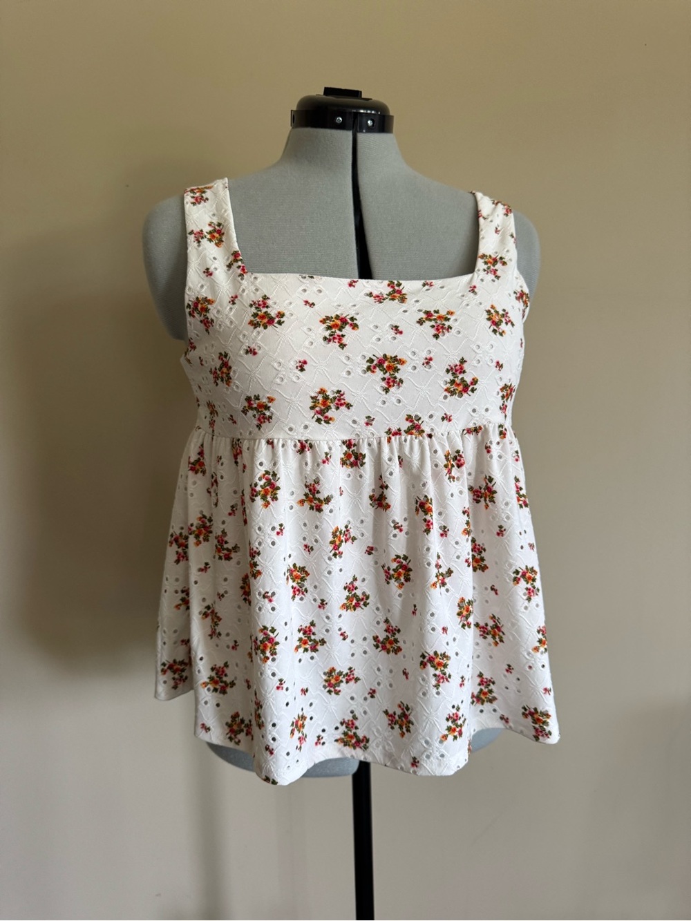 Women’s White Floral Eyelet Square-Neck Tank Top - large